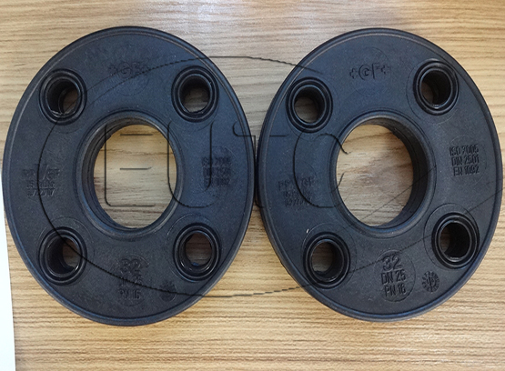 PIPE CLIP 061 PP BLACK D32