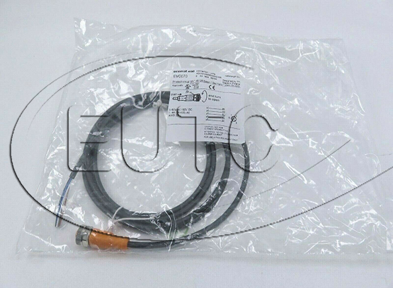 Connecting cable with socket